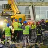 I soccorritori sul posto dopo il crollo alla stazione di Novi Sad