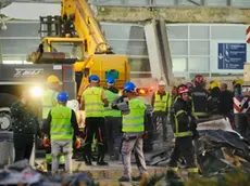 I soccorritori sul posto dopo il crollo alla stazione di Novi Sad