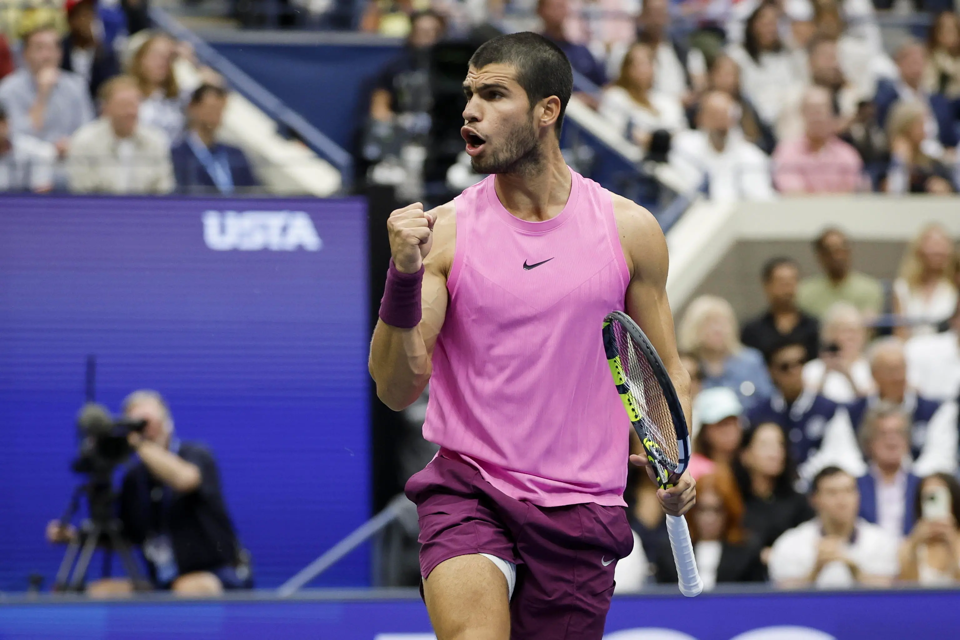 epa12360585 Carlos Alcaraz of Spain gestures after winning the first set against Jannik Sinner of Italy during the men’s singles final of the US Open Tennis Championships at the USTA Billie Jean King National Tennis Center in Flushing Meadows, New York, USA, 07 September 2025. EPA/JOHN G. MABANGLO