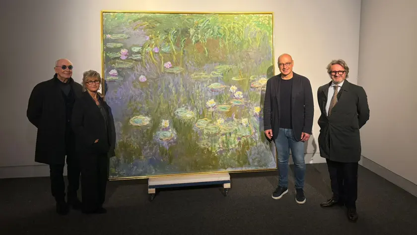 Goldin vicino al quadro con le ninfee di Monet simbolo della mostra a Santa Caterina a Treviso