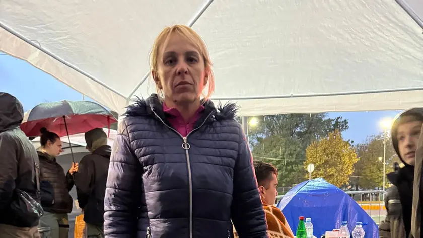 Dijana Hrka e, in alto, la manifestazione di sabato scorso a Novi Sad