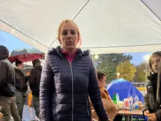 Dijana Hrka e, in alto, la manifestazione di sabato scorso a Novi Sad