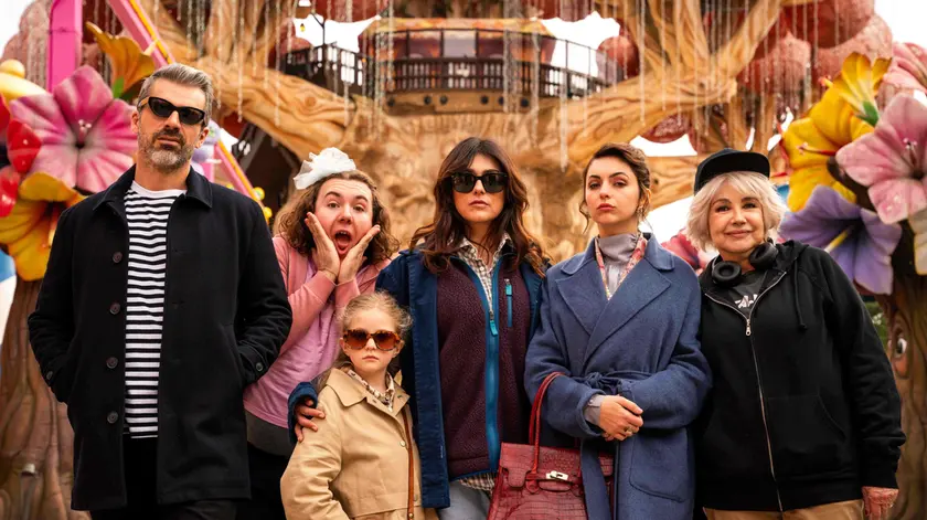 Il cast davanti all'Albero di Prezzemolo