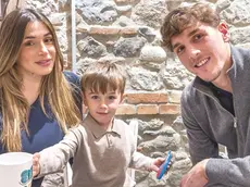 Nicolò Zaniolo esulta dopo il gol all'Atalanta, a destra con la compagna Sara e il piccolo Tommaso