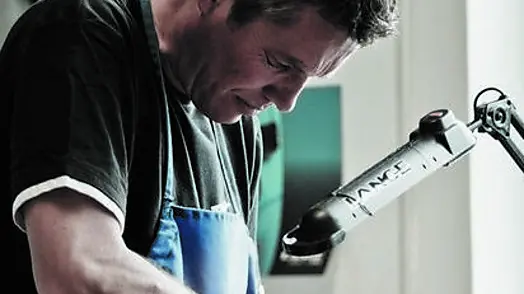 La lavorazione di uno scarpone tecnico nello stabilimento di Montebelluna