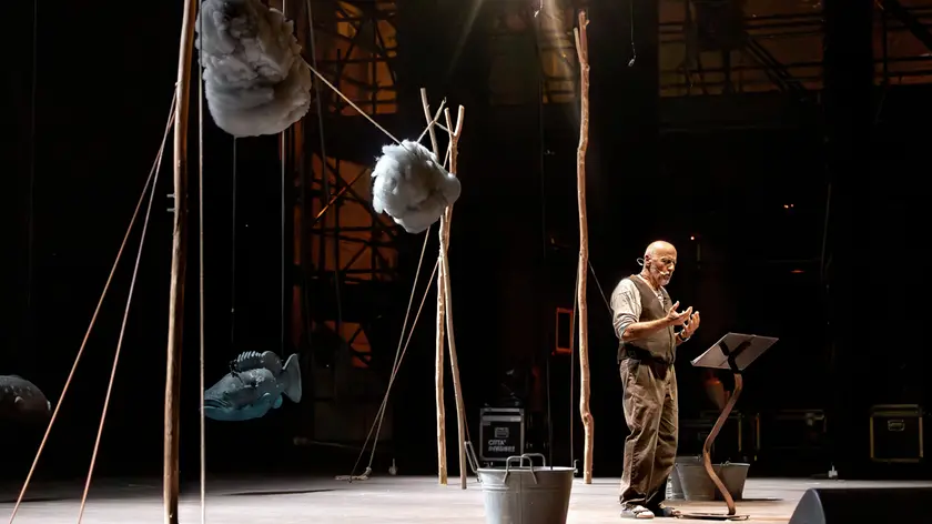 Marco Paolini sul palco del suo “Bestiario Idrico” (foto Moretto)