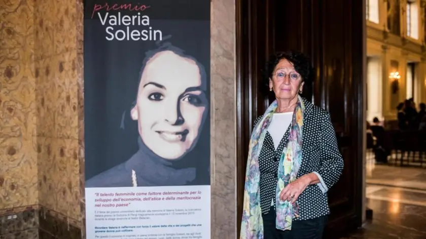 Luciana Milani, la madre di Valeria Solesin accanto al ritratto della figlia, opera di Jean-Francois Deroubaix (foto di Pierluigi Cattani Faggion per il T Quotidiano)