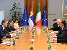 Il presidente Vučić e il ministro Ciriani al tavolo durante l’incontro istituzionale a Belgrado
