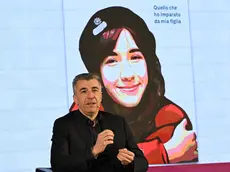 Gino Cecchettin e alle sue spalle un ritratto della figlia Giulia