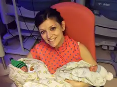 Vitalba D'Aguanno in Terapia intensiva neonatale con i figli Emiliano (a sinistra) e Lorenzo (a destra)