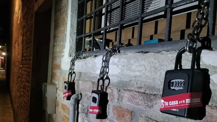 Lucchetti con i codici per gli affitti brevi in una località della regione (archivio)