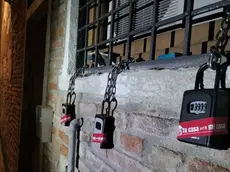 Lucchetti con i codici per gli affitti brevi in una località della regione (archivio)