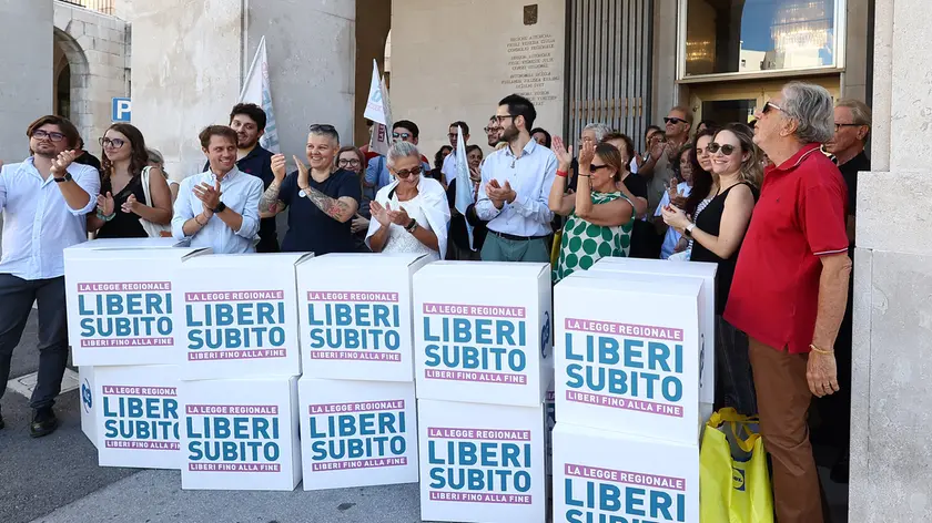 Una manifestazione per la raccolta firme sul fine vita