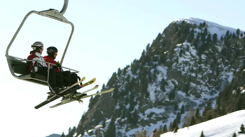 2 sciatori in seggiovia