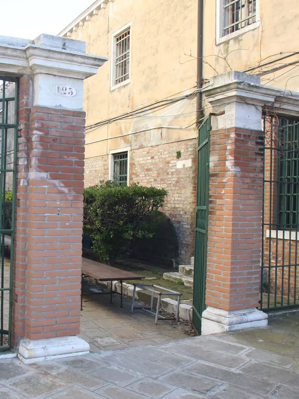 L'ingresso del carcere femminile della Giudecca