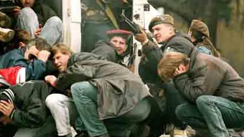 Sarajevo durante l'assedio (1992-'96): un soldato risponde a un cecchino tra la gente terrorizzata
