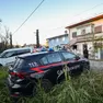 I carabinieri davanti alla villetta di Sdraussina (Tibaldi)