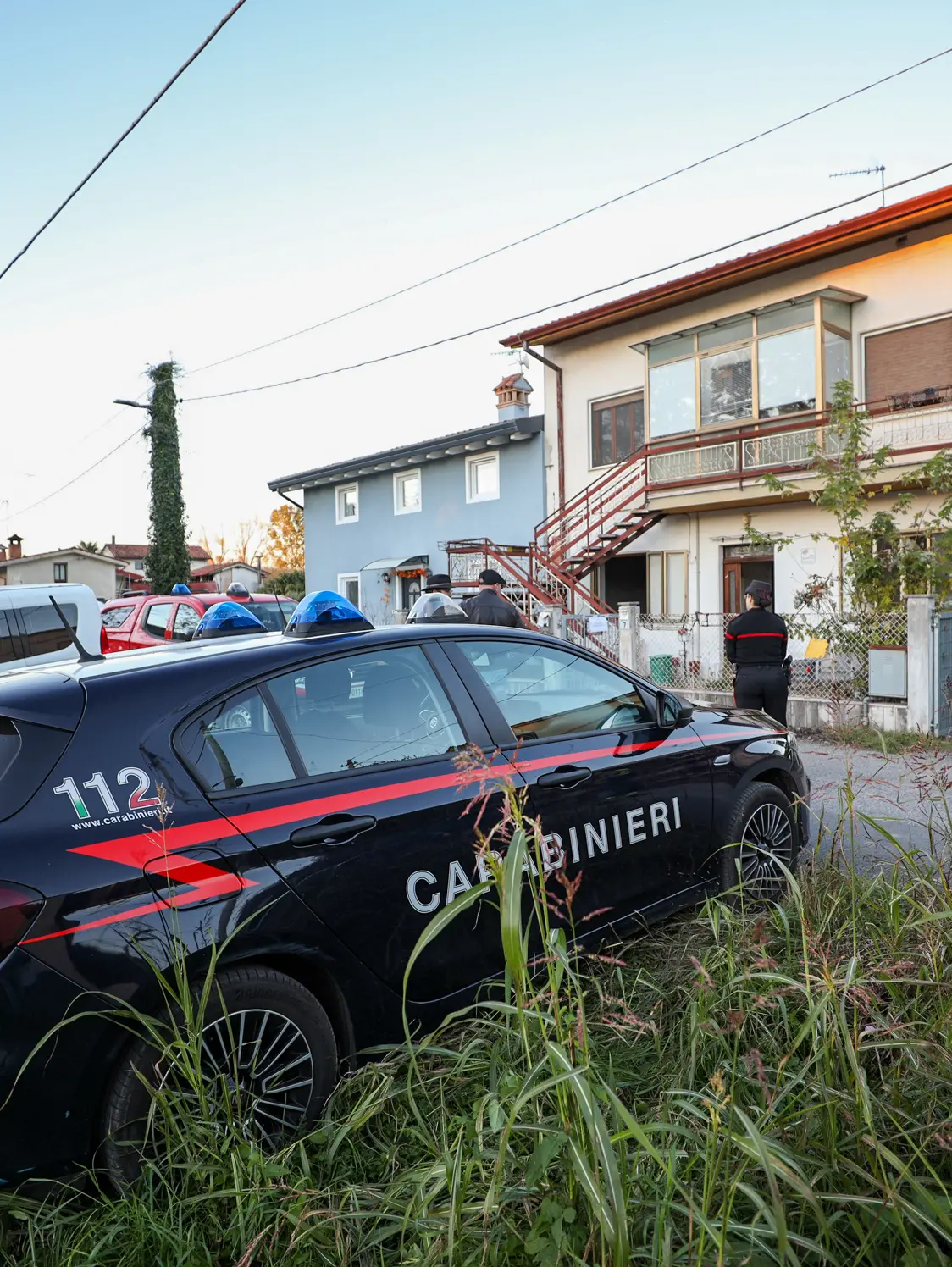 I carabinieri davanti alla villetta di Sdraussina (Tibaldi)