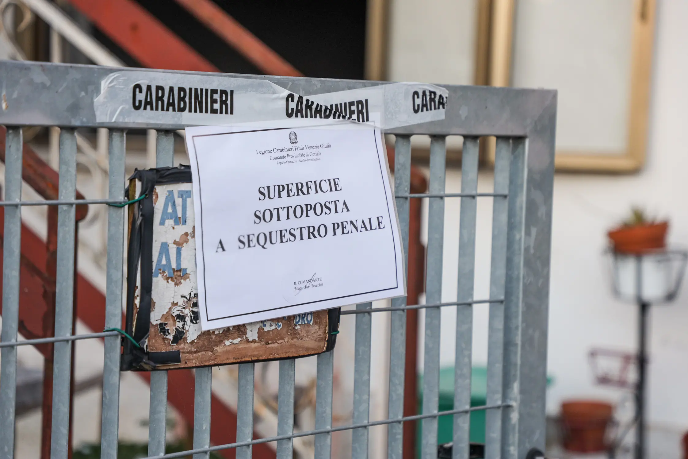 Il cartello affisso davanti alla villetta del mistero (Tibaldi)