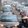 Smog e traffico. La crisi climatica spinge l'Europa a presentare un piano per la riduzione delle emissioni al 66 per cento, ma l'Italia punta al ribasso