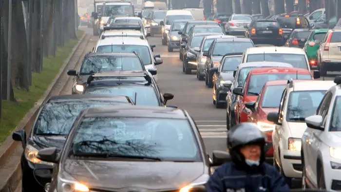 Smog e traffico. La crisi climatica spinge l'Europa a presentare un piano per la riduzione delle emissioni al 66 per cento, ma l'Italia punta al ribasso