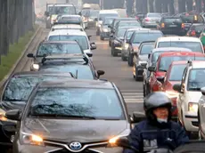 Smog e traffico. La crisi climatica spinge l'Europa a presentare un piano per la riduzione delle emissioni al 66 per cento, ma l'Italia punta al ribasso