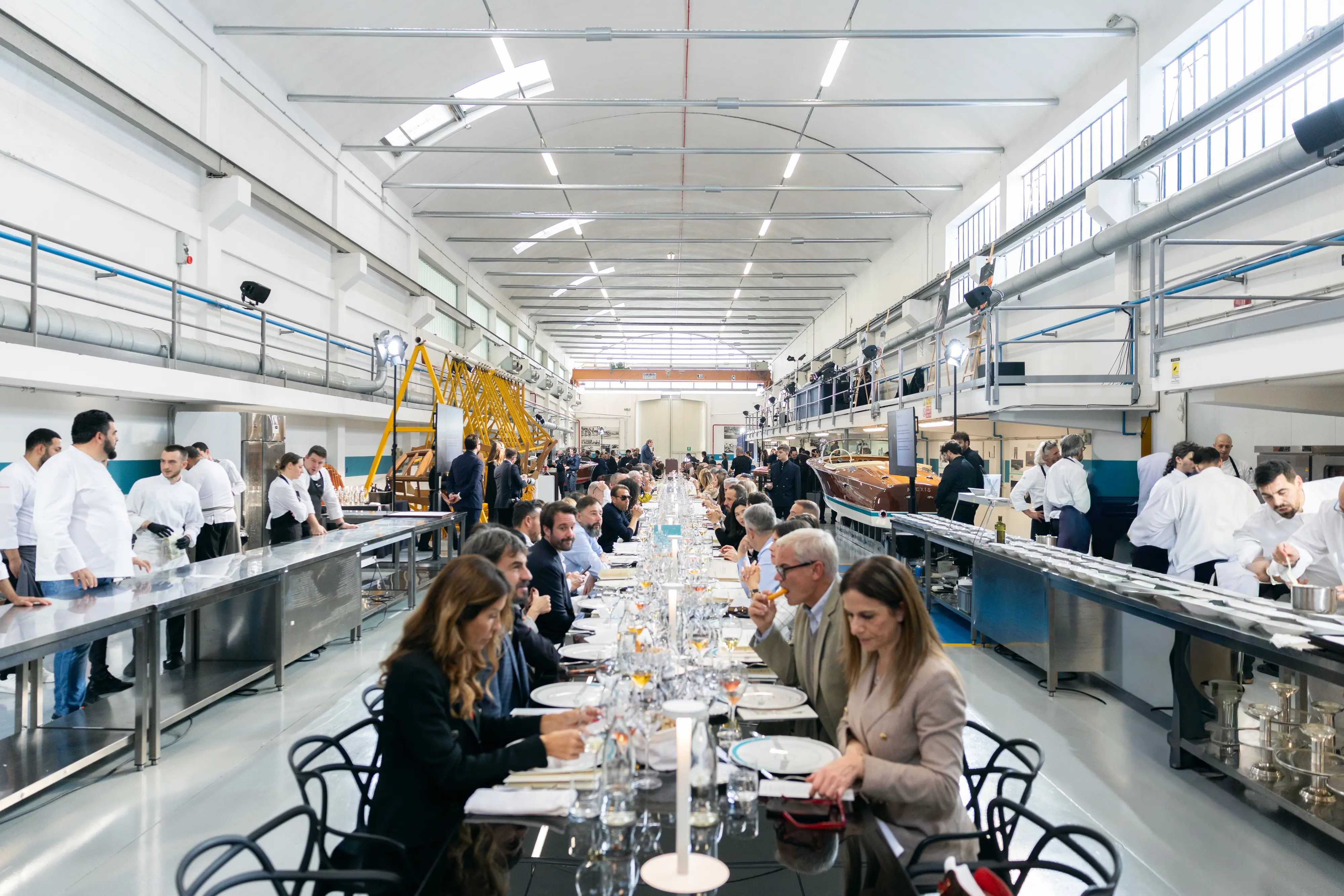 Colpo d'occhio sul pranzo gourmet nel cuore dei cantieri Riva, sul Lago d'Iseo