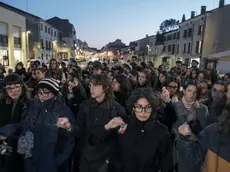 Gli studenti in piazza Portello a Padova, in occasione del minuto di rumore, due anni dopo il femminicidio di Giulia Cecchettin