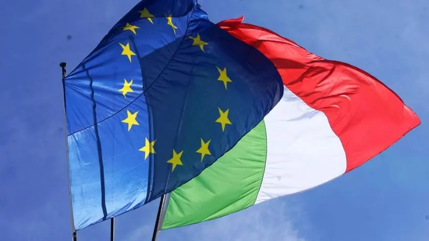 Il rapporto della Commissione Ue offre piena solidarietà a Roma