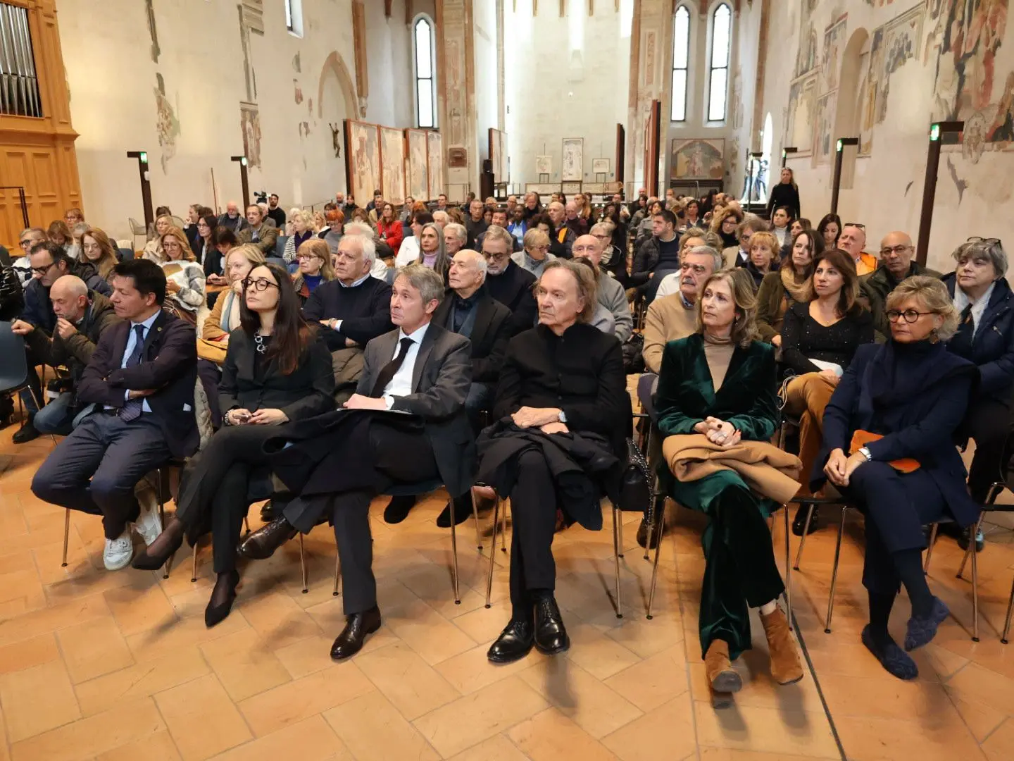 Red Canzian con gli ospiti in prima fila alla presentazione della mostra a Santa Caterina