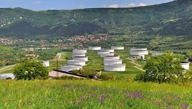 Nella foto di Andrea Lasorte, il parco serbatoi dell’oleodotto transalpino