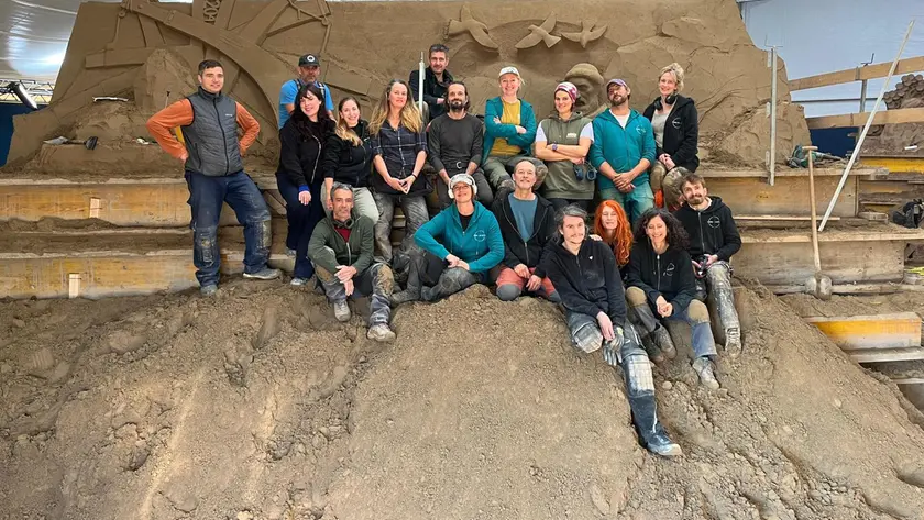 Il gruppo composto da artisti provenienti da ogni parte del mondo che sta lavorando alle sculture di sabbia