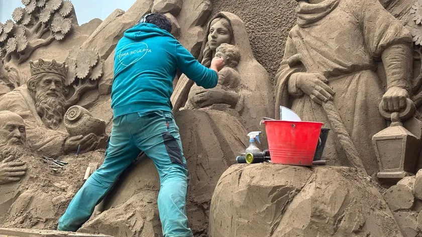 Un particolare dei lavori per la realizzazione della Sand Nativity (foto Bortoluzzi)