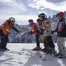 Un maestro di sci con un gruppo di allievi