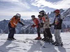 Un maestro di sci con un gruppo di allievi