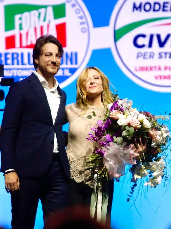 Alberto Stefani sul palco del Geox con Giorgia Meloni
