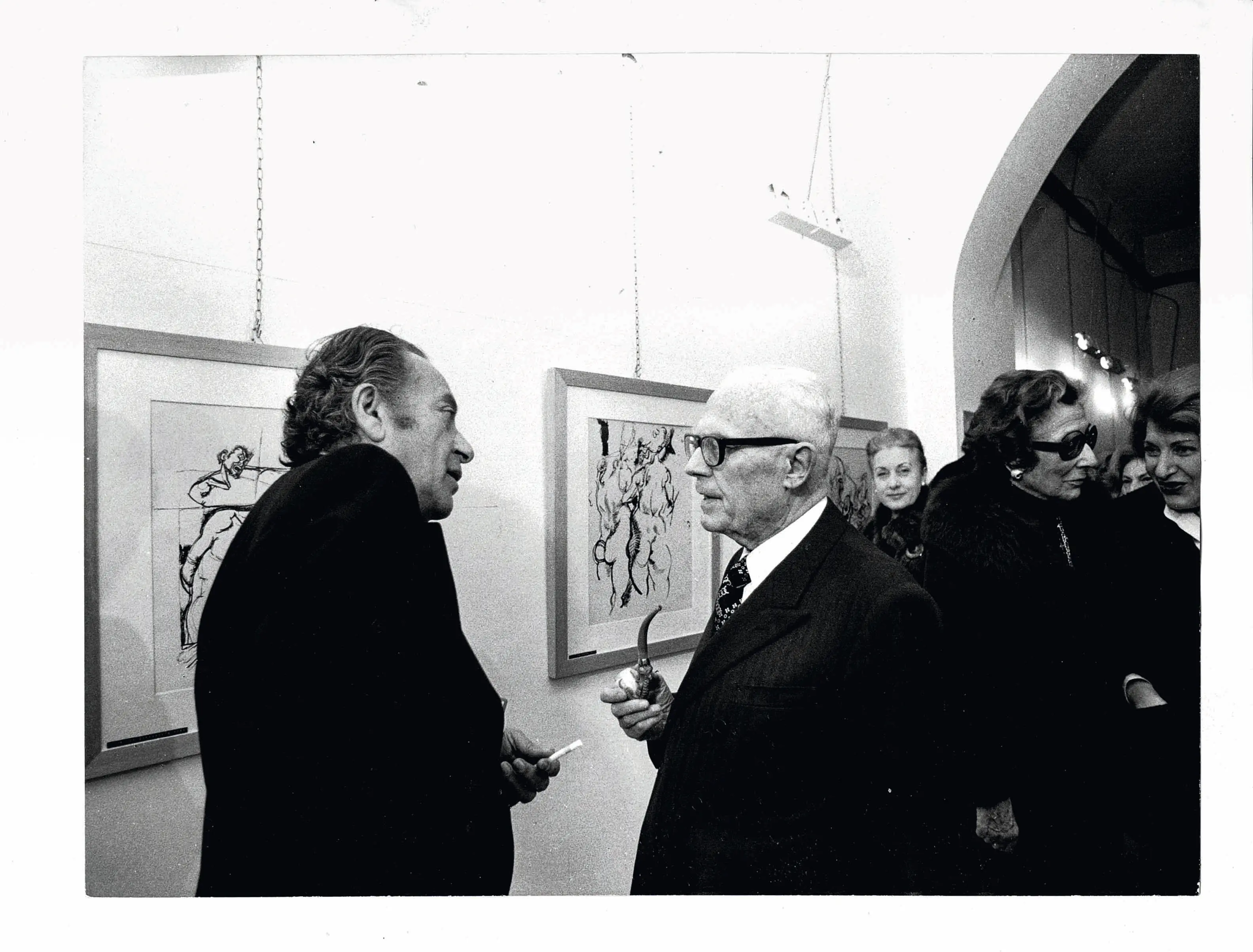 Sandro Pertini in visita a una mostra con Renato Guttuso
