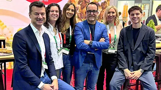 Dario Roncadin, al centro con la giacca blu, con i suoi collaboratori americani