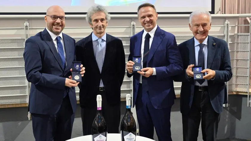 La cerimonia di bollinatura delle bottiglie di Prosecco Doc con la fascetta tricolore