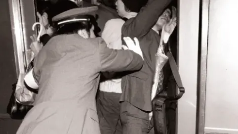 Un dettaglio della copertina del volume "Troppi", vincitore del Premio Galileo 2025