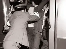 Un dettaglio della copertina del volume "Troppi", vincitore del Premio Galileo 2025