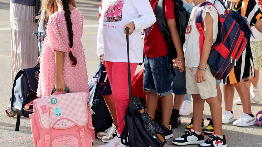 Bambini all'ingresso di scuola, luogo in cui, secondo la pedagogista Biemmi, non sono ancora stati superati gli stereotipi di genere