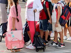 Bambini all'ingresso di scuola, luogo in cui, secondo la pedagogista Biemmi, non sono ancora stati superati gli stereotipi di genere