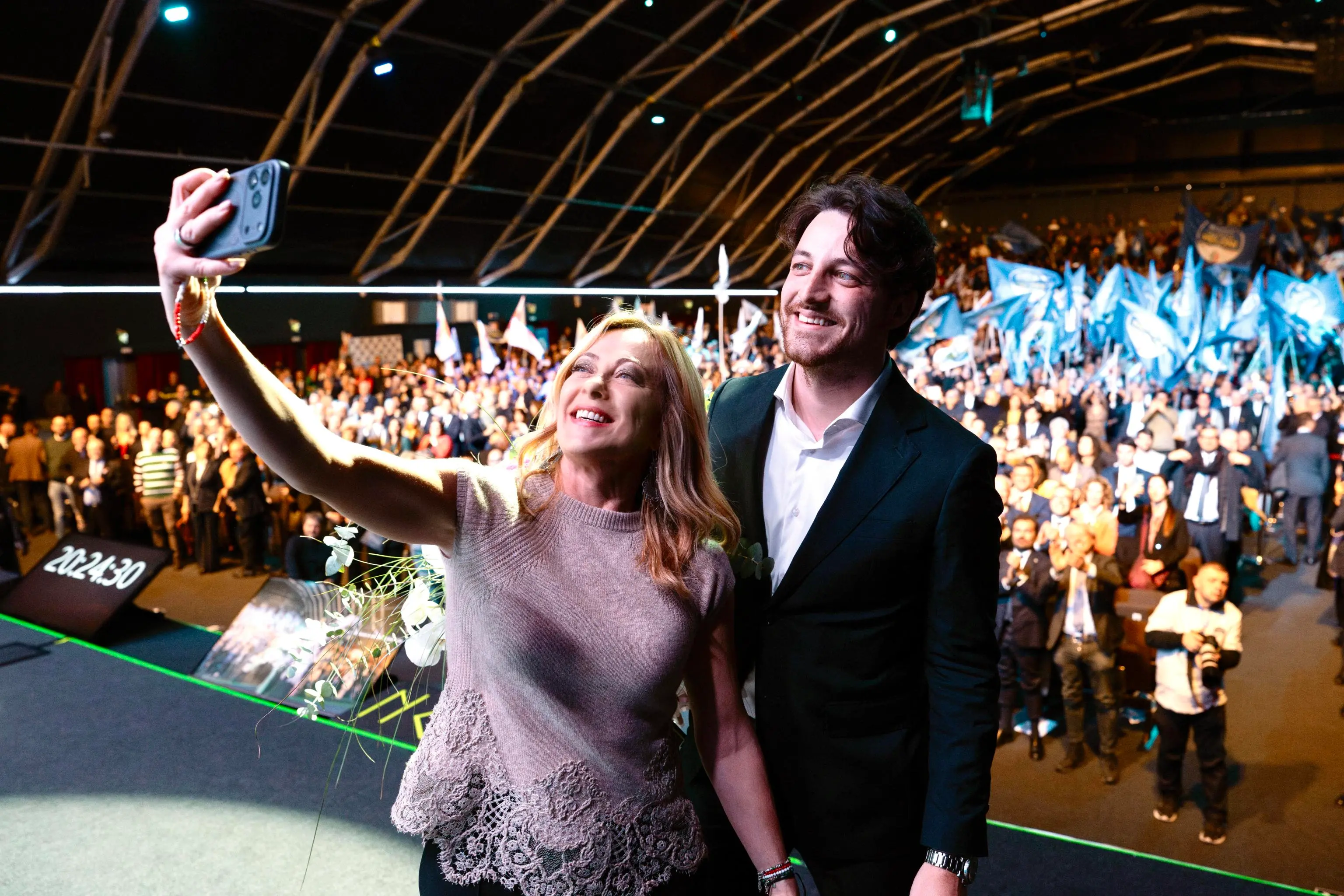 Alberto Stefani assieme a Giorgia Meloni durante il comizio di chiusura della campagna elettorale