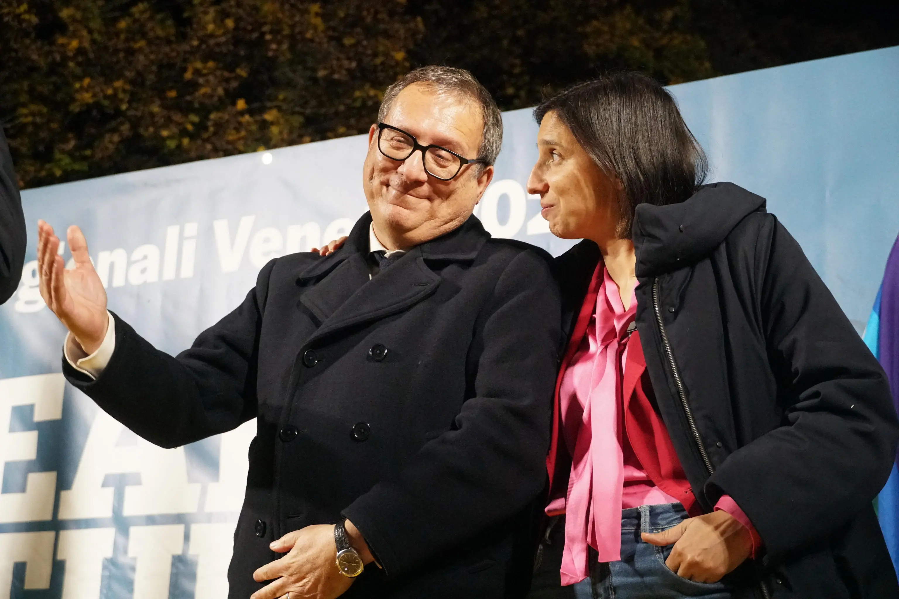 Giovanni Manildo con Elly Schlien a Mestre