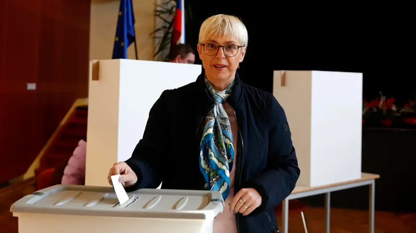 La Presidente della Repubblica Nataša Pirc Musar al seggio per il referendum. (Foto Epa/Bat)