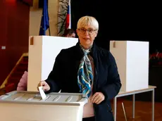 La Presidente della Repubblica Nataša Pirc Musar al seggio per il referendum. (Foto Epa/Bat)