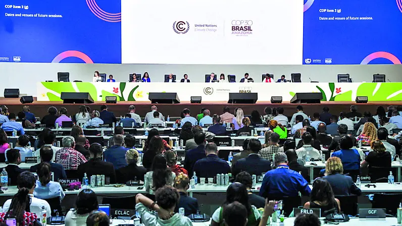 La sessione plenaria di chiusura della Cop30 a Belém in Brasile (foto Epa / Alves)