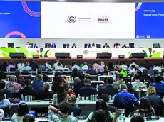 La sessione plenaria di chiusura della Cop30 a Belém in Brasile (foto Epa / Alves)