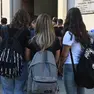 Un gruppo di ragazze fuori da scuola